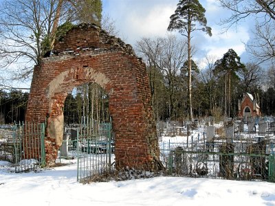 Брама на  христианском кладбище в Бешенковичах