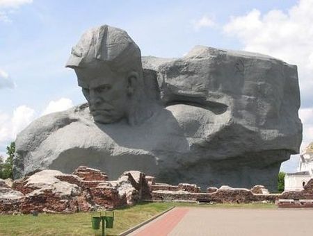 Дорогами войны - Памятник защитникам Бреста