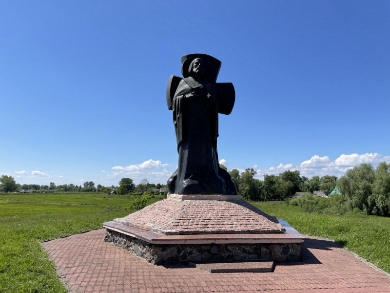 Памятник Кириллу Туровскому